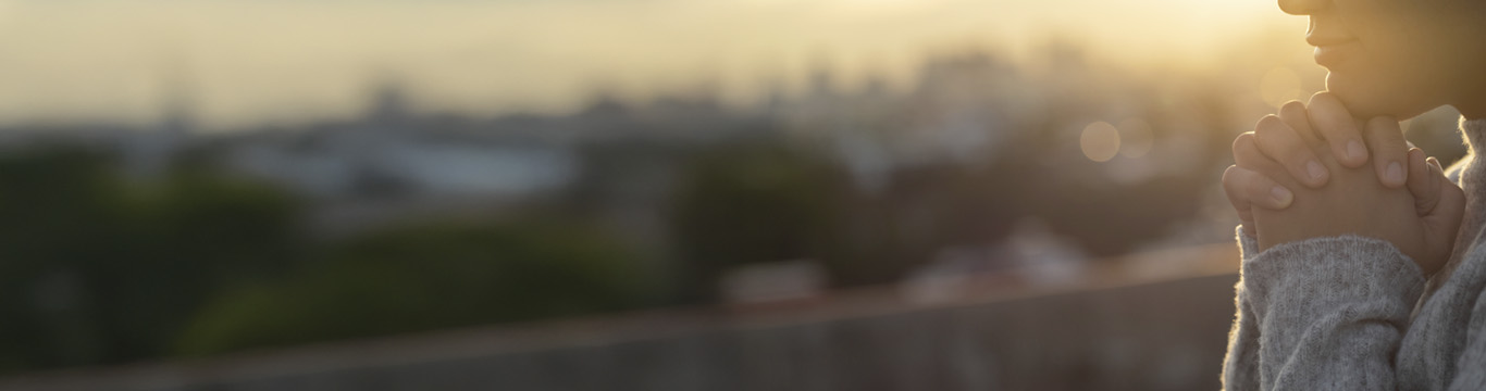 vrouw bidt bij zonsopgang