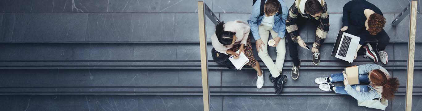 scholieren zitten op een trap