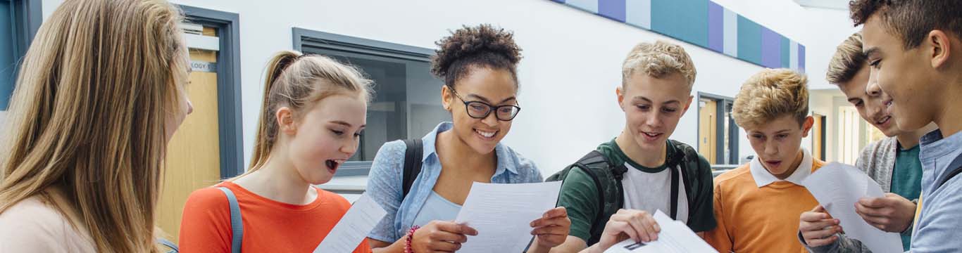 scholieren bekijken een vel papier
