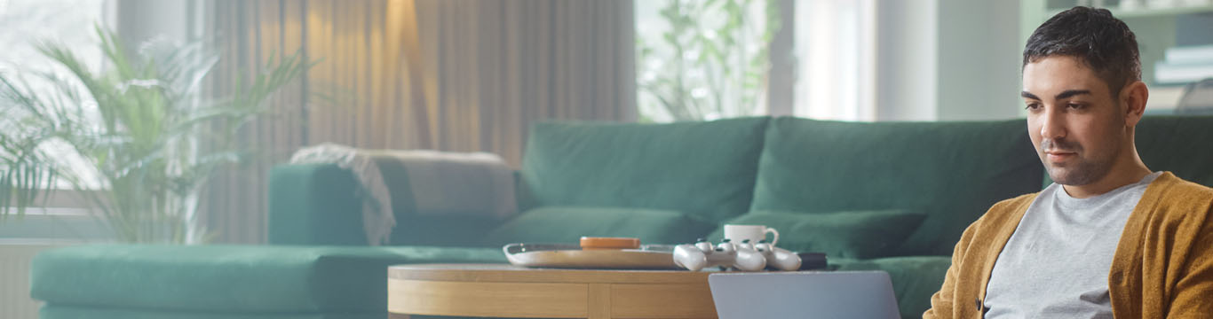 jongen achter laptop